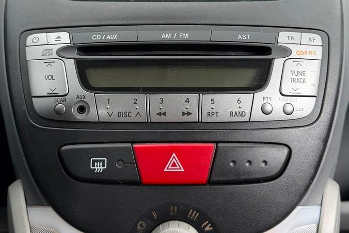 Rød Toyota Aygo fra 2006