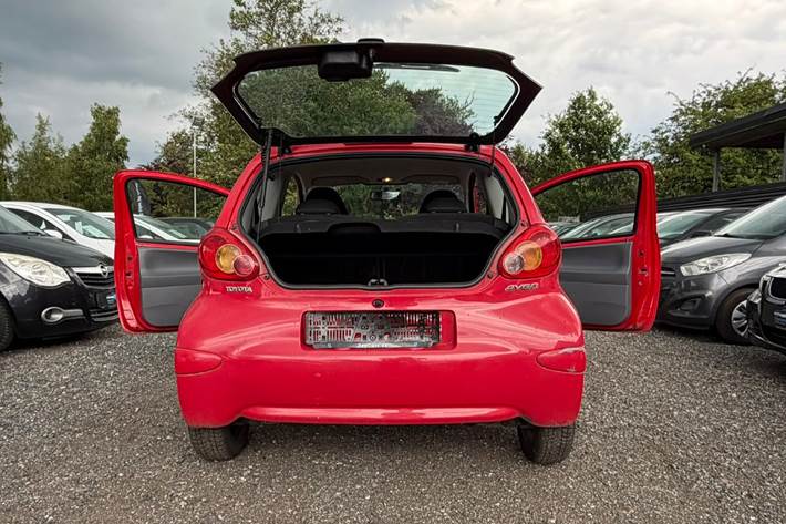 Rød Toyota Aygo fra 2006