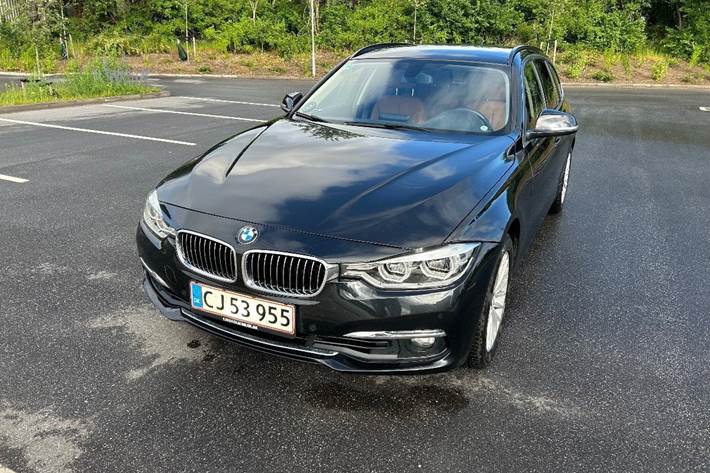 Sort BMW 320i fra 2015 set udefra