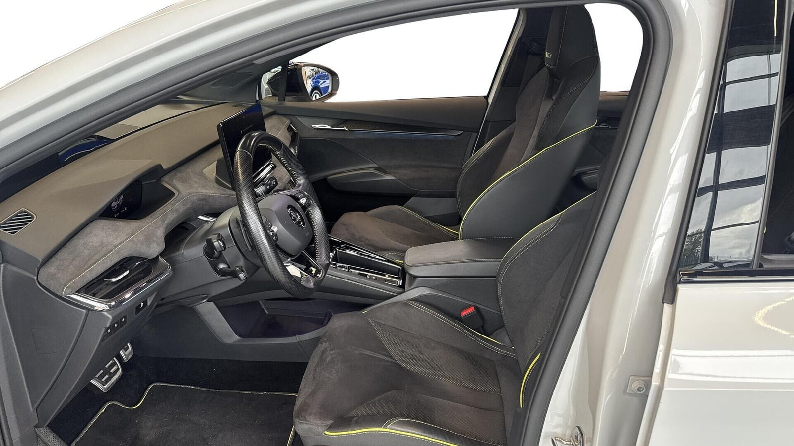 Hvid Skoda Enyaq fra 2023