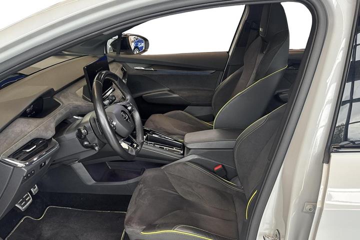 Hvid Skoda Enyaq fra 2023