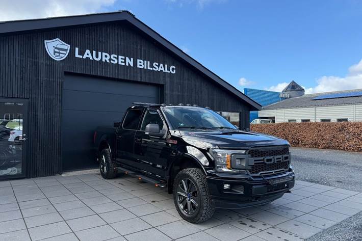 Sort Ford F-150 fra 2018 set udefra