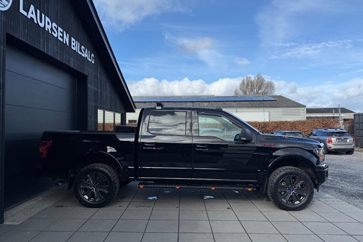 Sort Ford F-150 fra 2018 set udefra