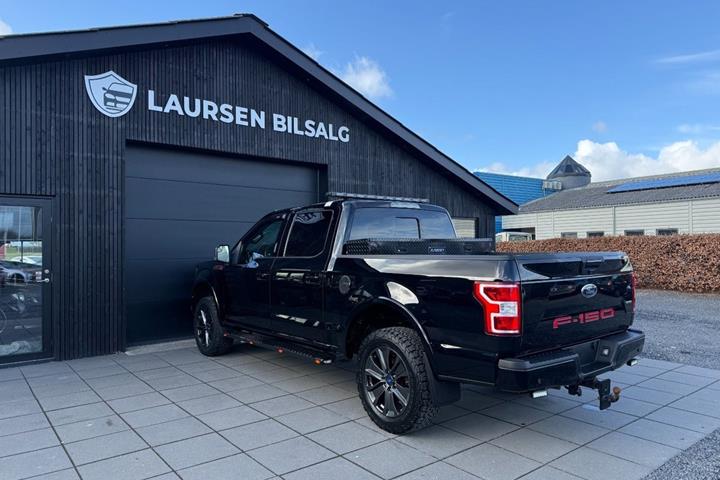 Sort Ford F-150 fra 2018 set udefra