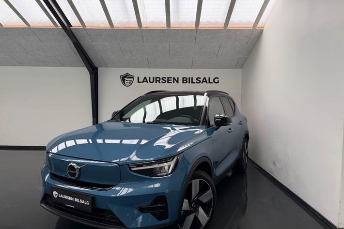 Blå Volvo XC40 fra 2023 set udefra
