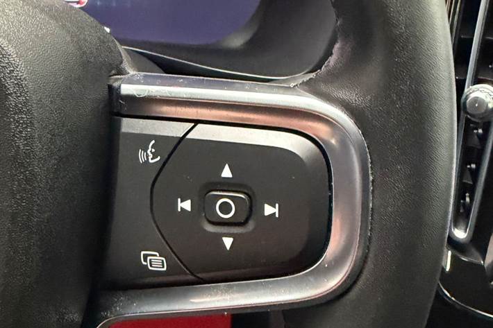 Blå Volvo XC40 fra 2023
