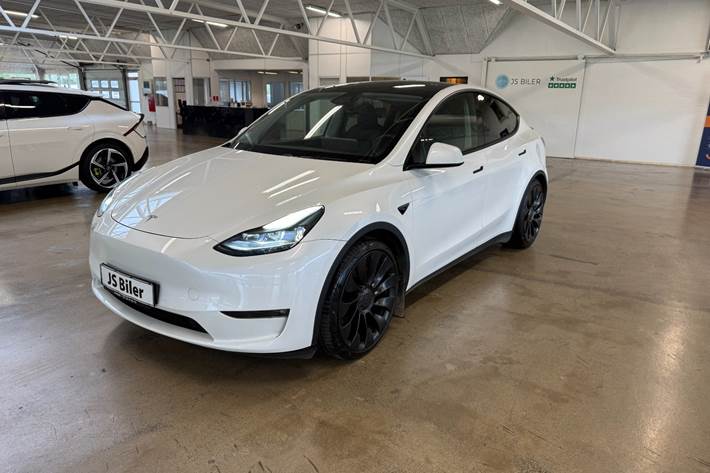 Hvid Tesla Model Y fra 2024