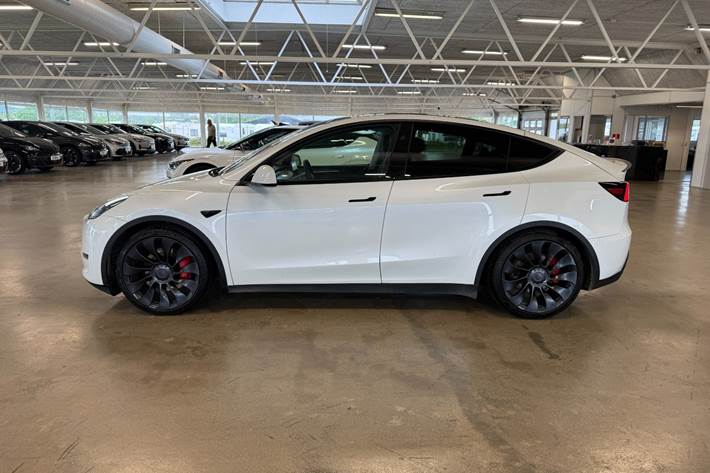 Hvid Tesla Model Y fra 2024