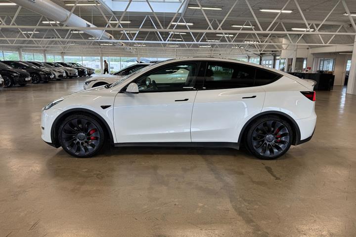 Hvid Tesla Model Y fra 2024