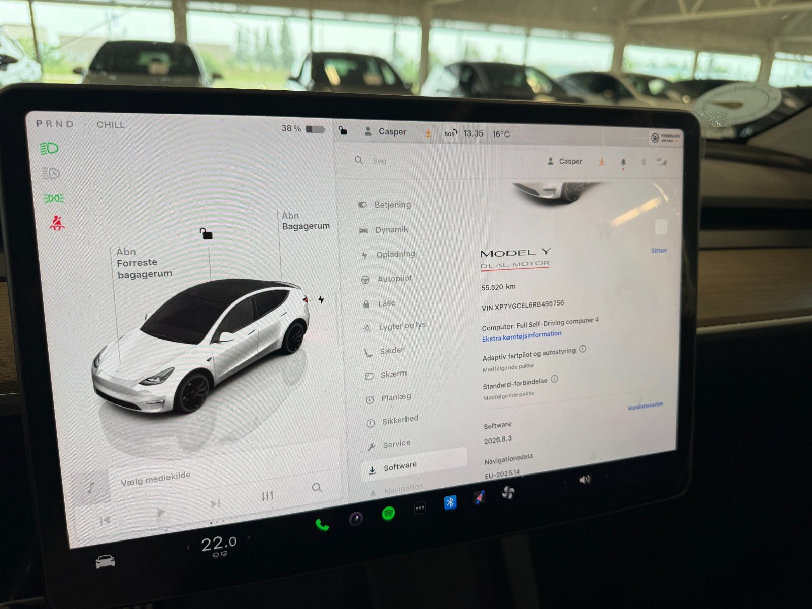 Hvid Tesla Model Y fra 2024