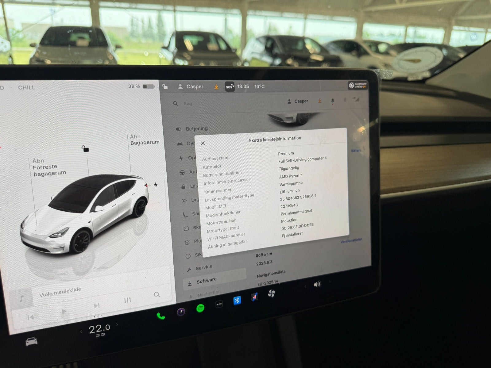 Hvid Tesla Model Y fra 2024
