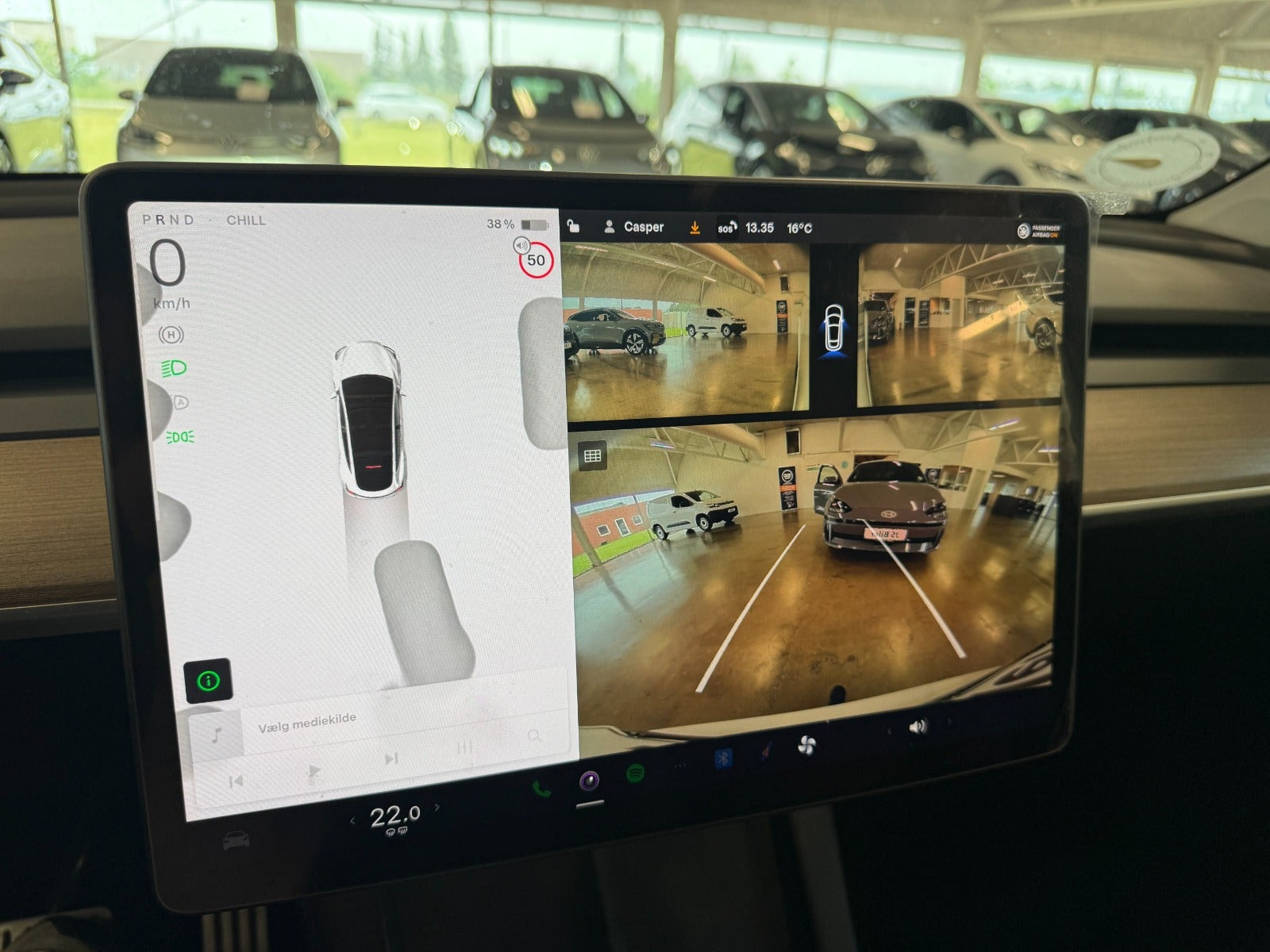 Hvid Tesla Model Y fra 2024