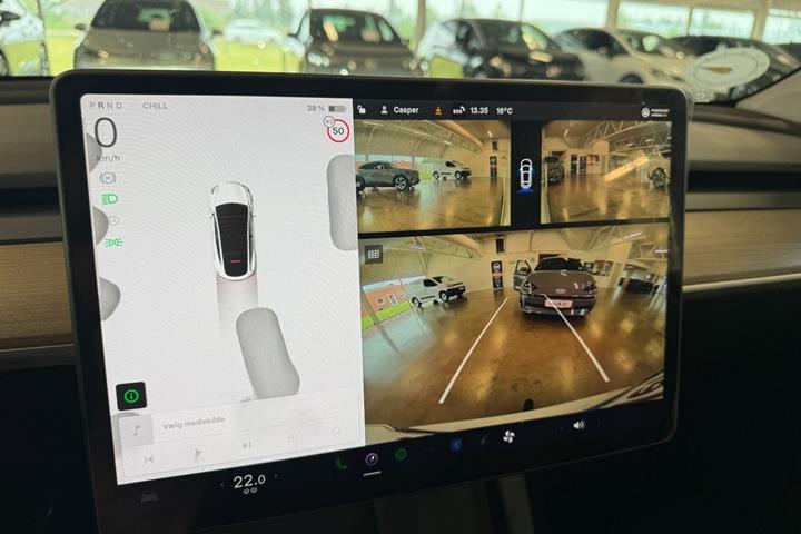 Hvid Tesla Model Y fra 2024