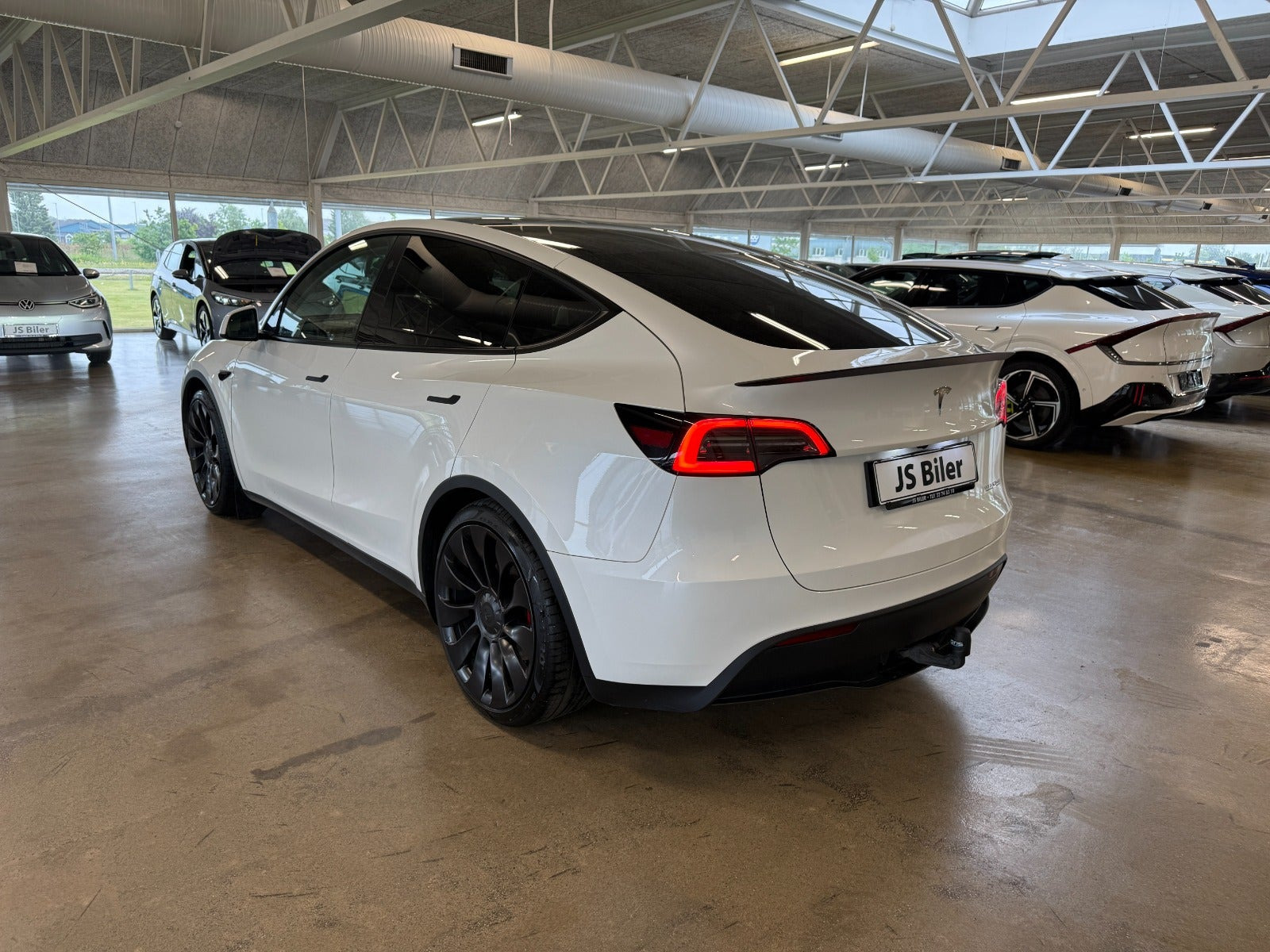 Hvid Tesla Model Y fra 2024