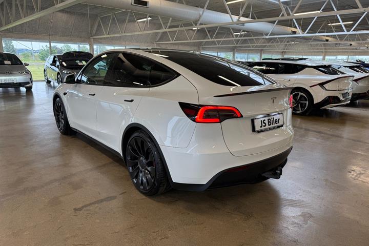 Hvid Tesla Model Y fra 2024