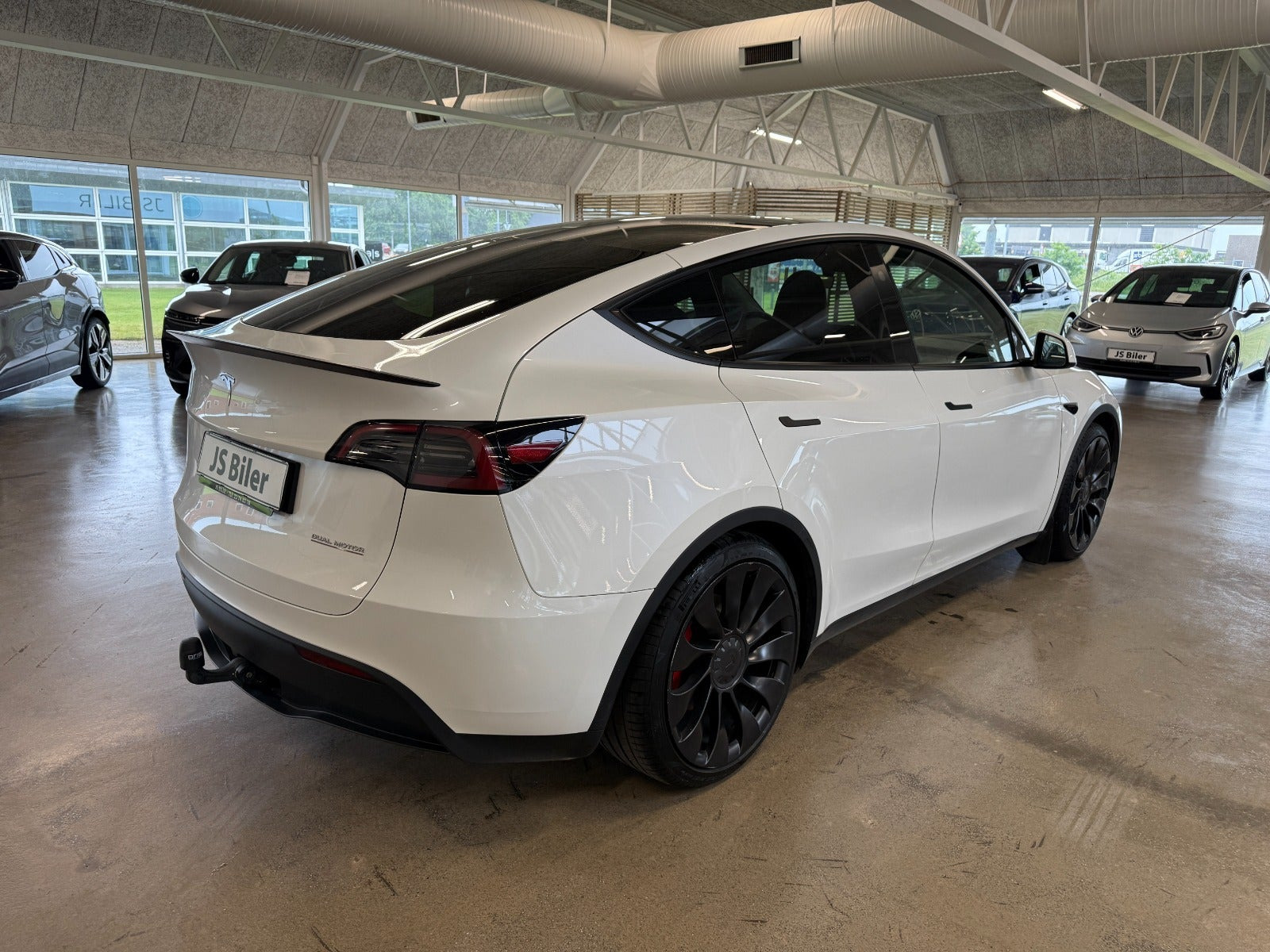 Hvid Tesla Model Y fra 2024