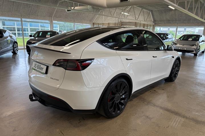 Hvid Tesla Model Y fra 2024