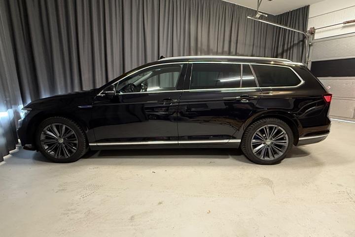Sort VW Passat fra 2020