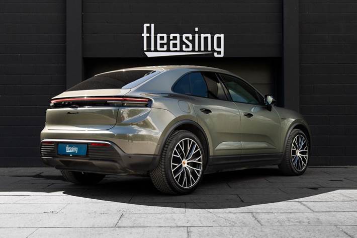 Grøn Porsche Macan 4 fra 2024
