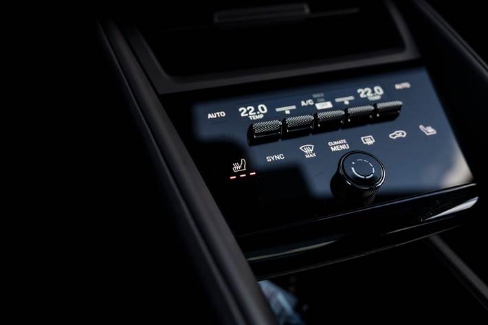 Grøn Porsche Macan 4 fra 2024