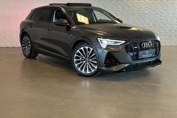 Grå Audi e-tron fra 2023 set udefra