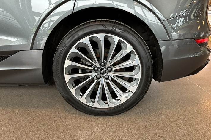 Grå Audi e-tron fra 2023