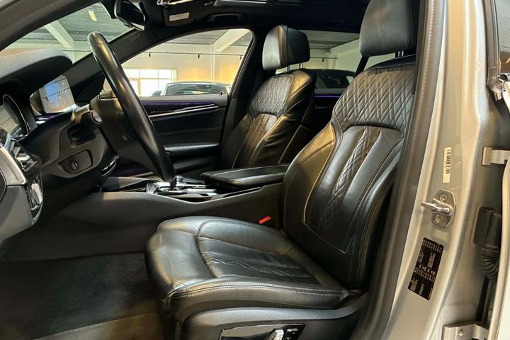 Sølv BMW 530i fra 2018
