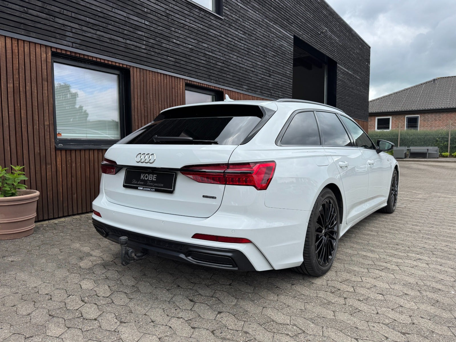 Hvid Audi A6 fra 2021
