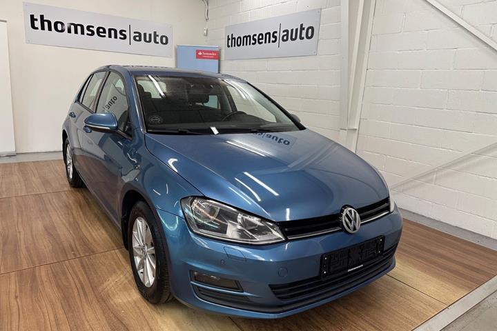 Blå VW Golf VII fra 2015 set udefra