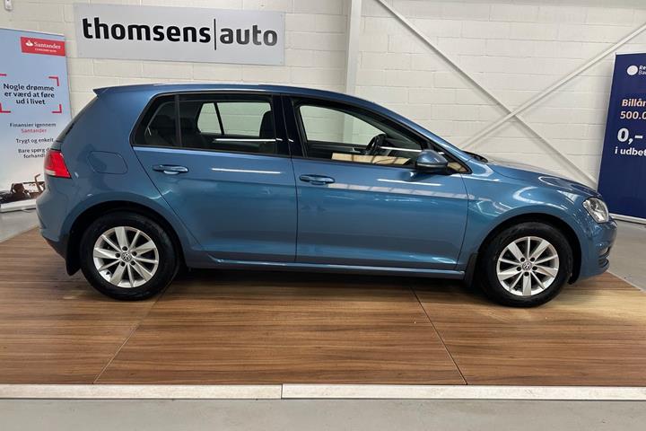 Blå VW Golf VII fra 2015