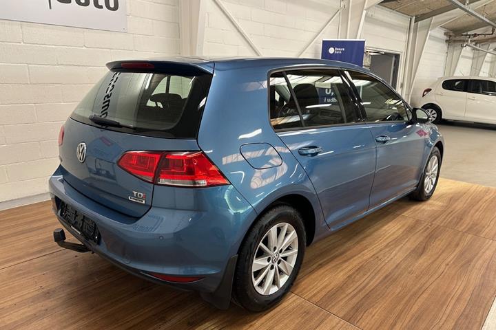 Blå VW Golf VII fra 2015