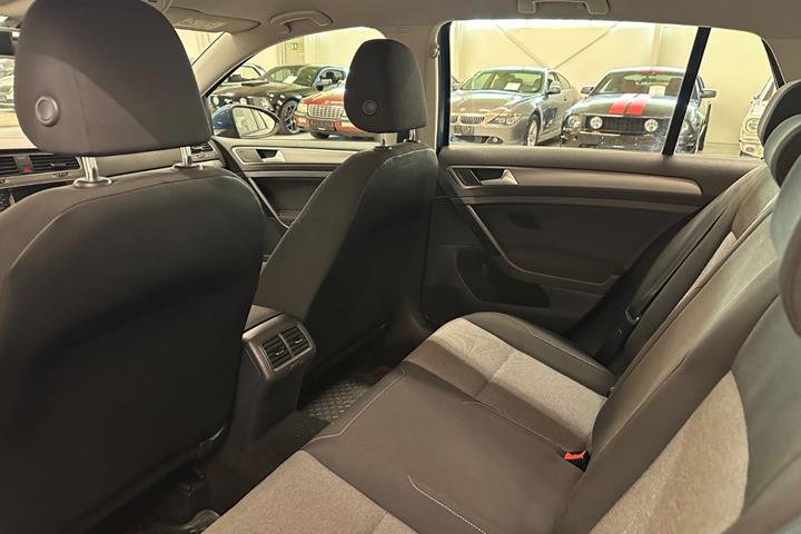 Blå VW Golf VII fra 2015