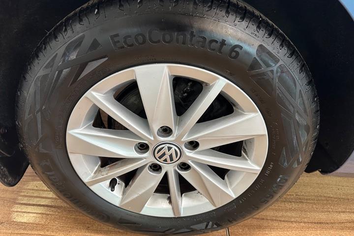 Blå VW Golf VII fra 2015