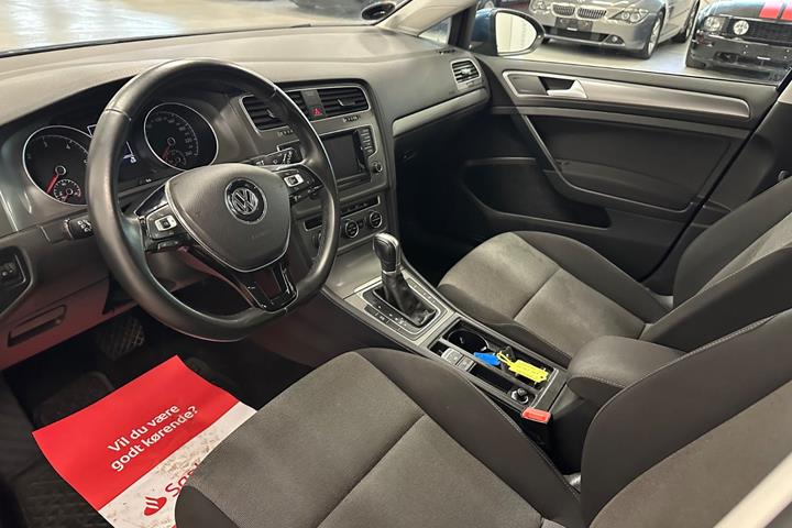 Blå VW Golf VII fra 2015