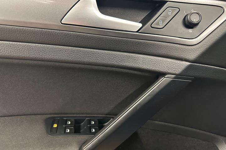 Blå VW Golf VII fra 2015