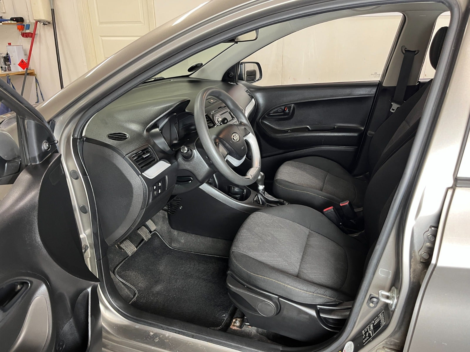 Grå Kia Picanto fra 2012