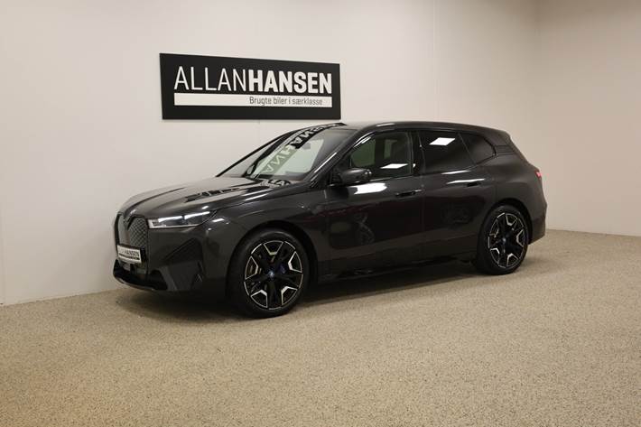 Grå BMW iX fra 2025 set udefra