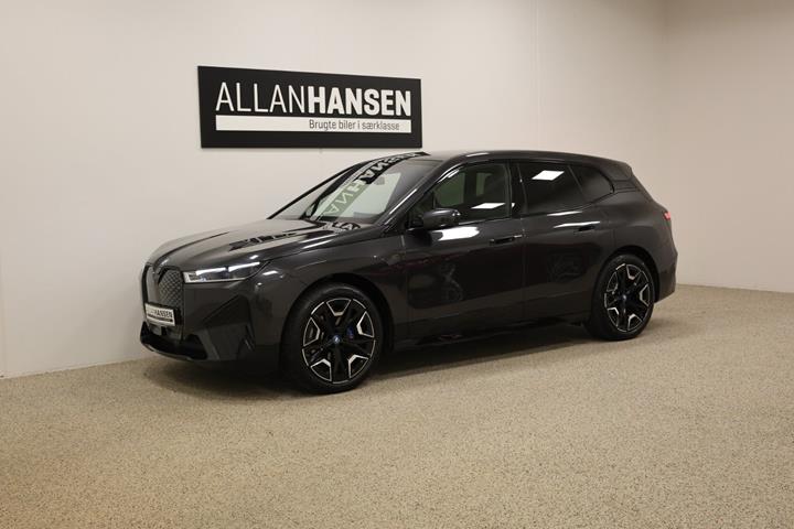 Grå BMW iX fra 2025 set udefra