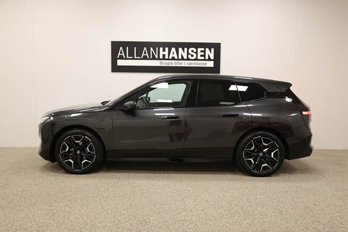 Grå BMW iX fra 2025