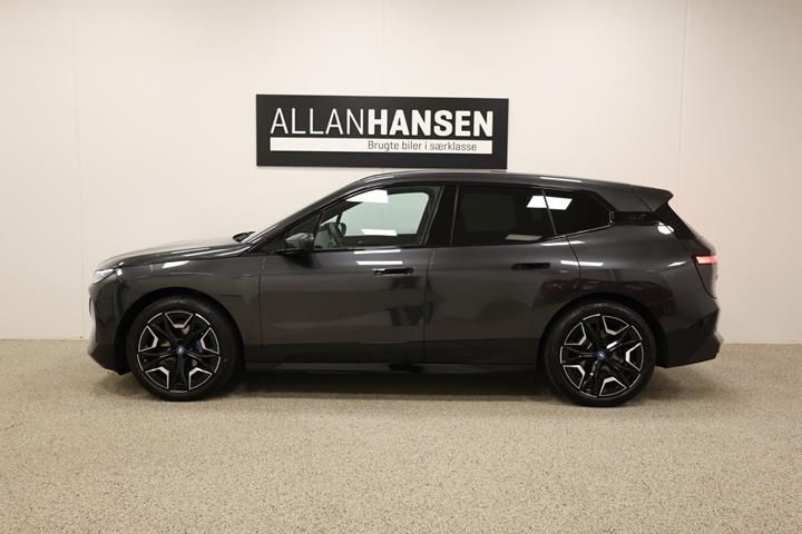 Grå BMW iX fra 2025