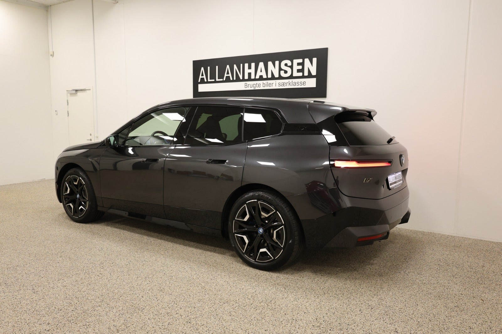 Grå BMW iX fra 2025