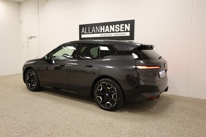 Grå BMW iX fra 2025