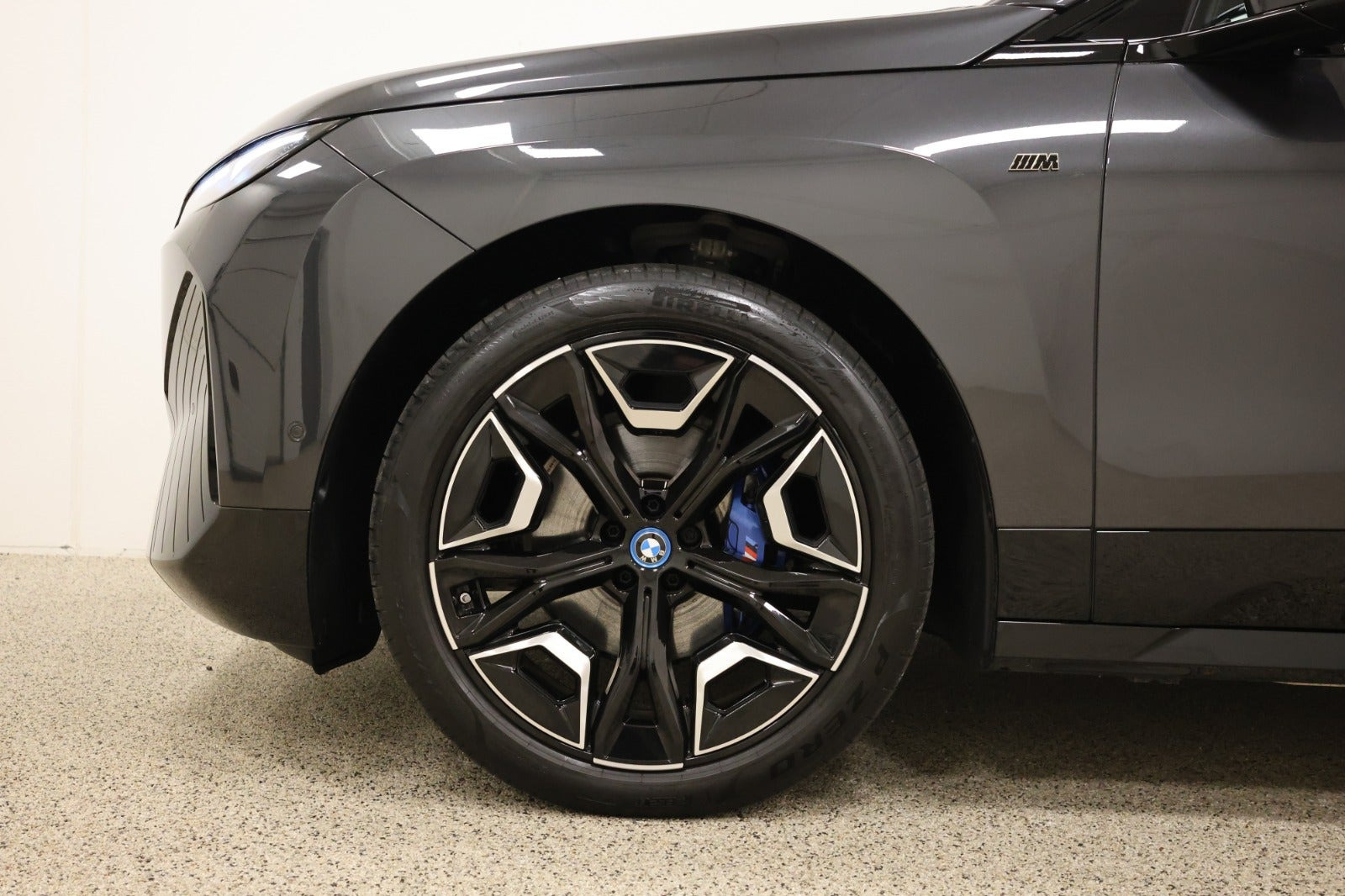 Grå BMW iX fra 2025