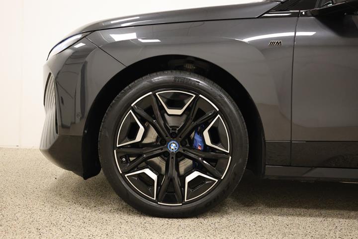 Grå BMW iX fra 2025