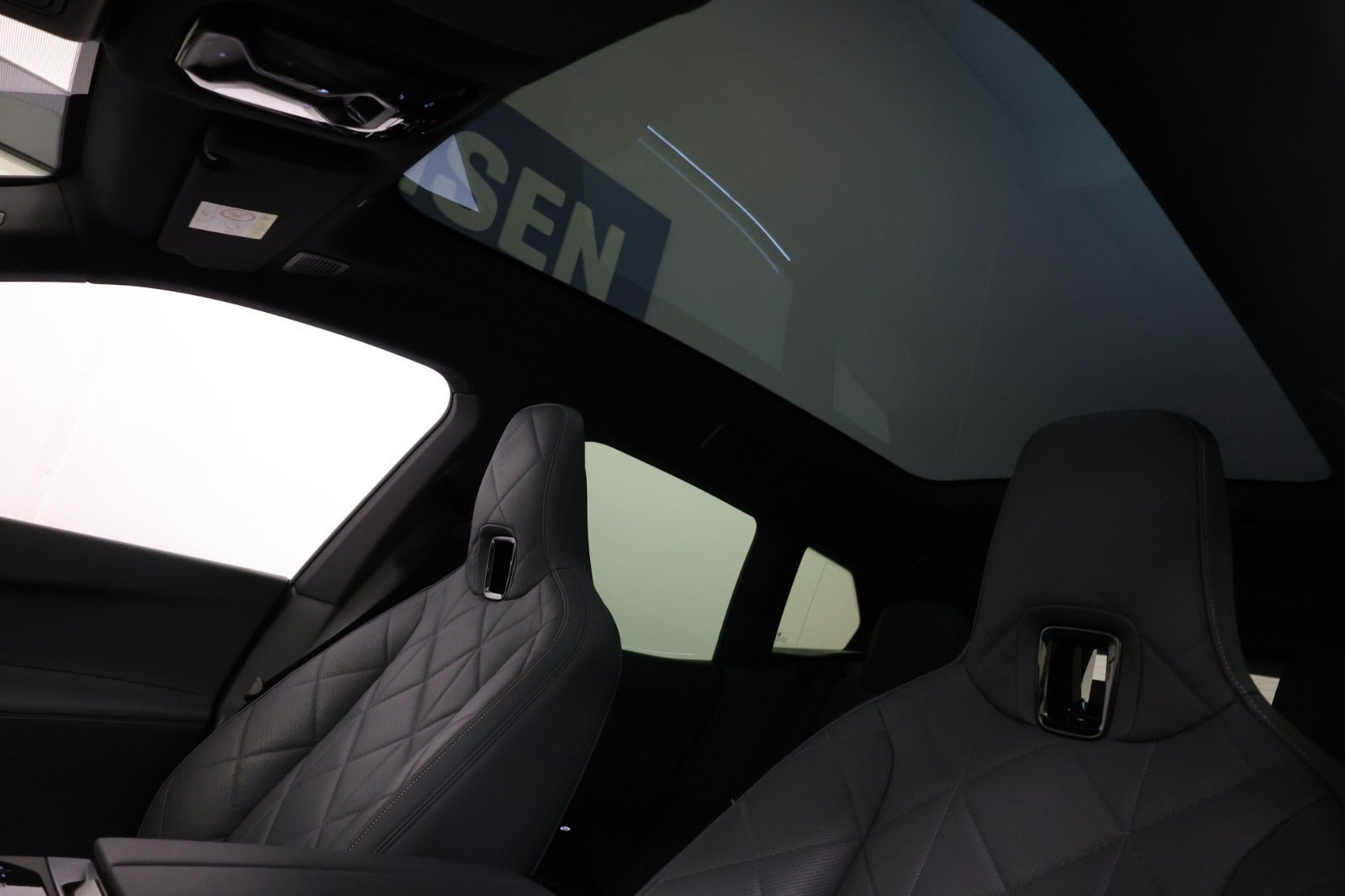 Grå BMW iX fra 2025