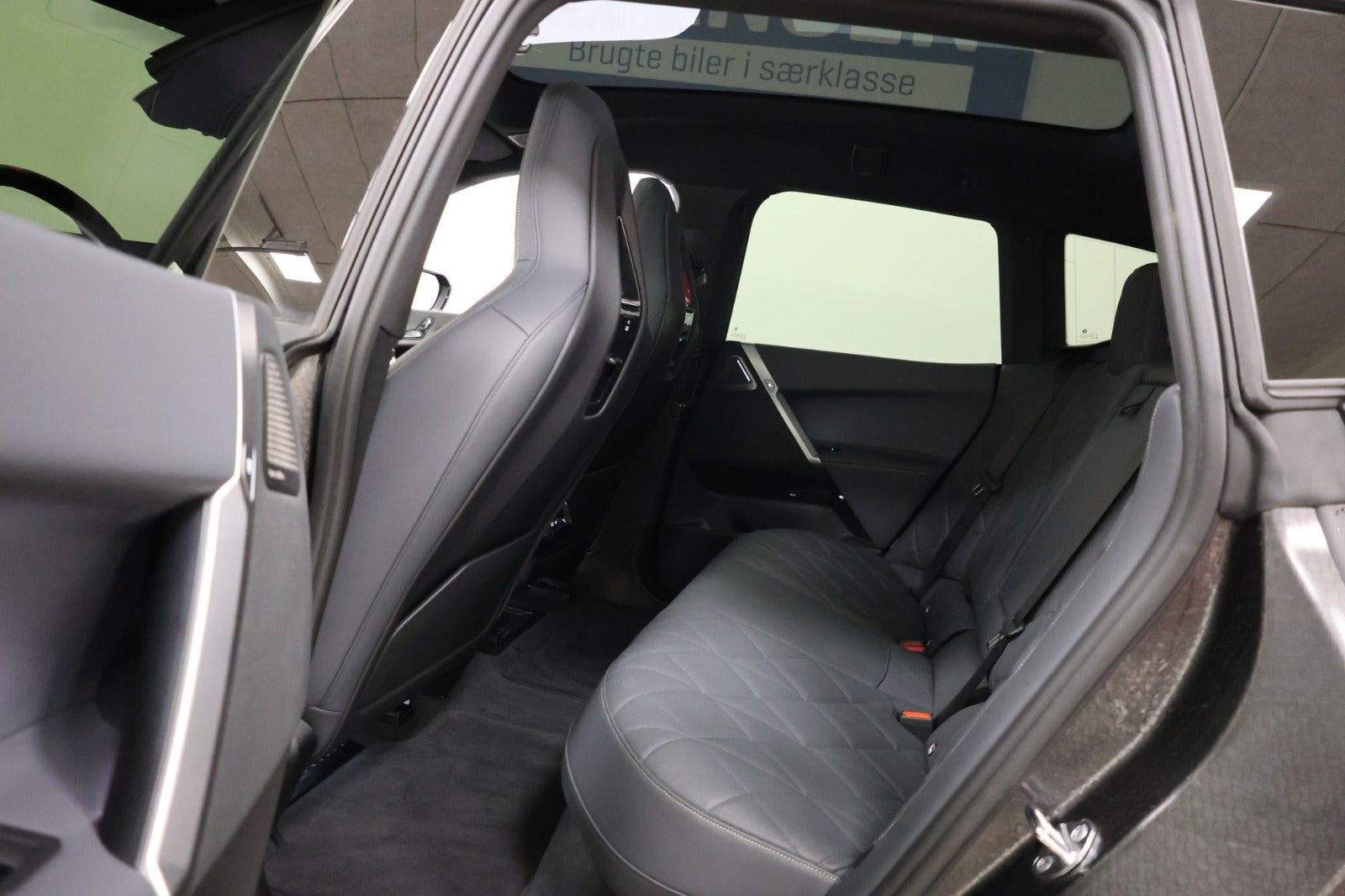 Grå BMW iX fra 2025
