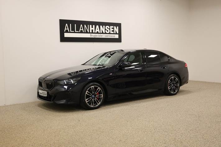 Sort BMW i5 fra 2024 set udefra