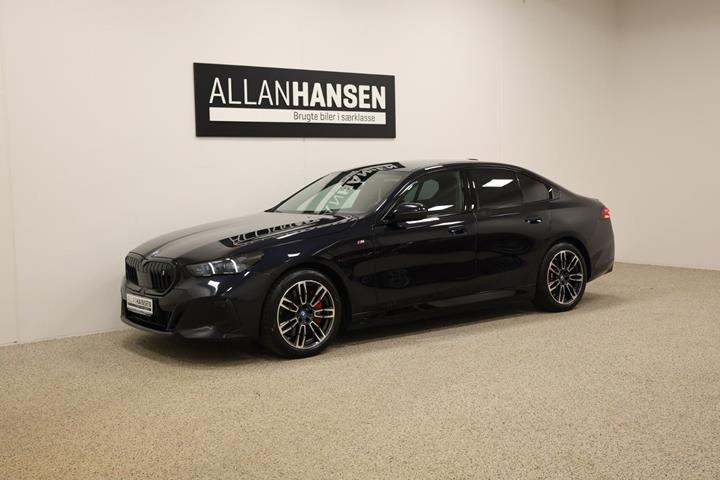 Sort BMW i5 fra 2024 set udefra