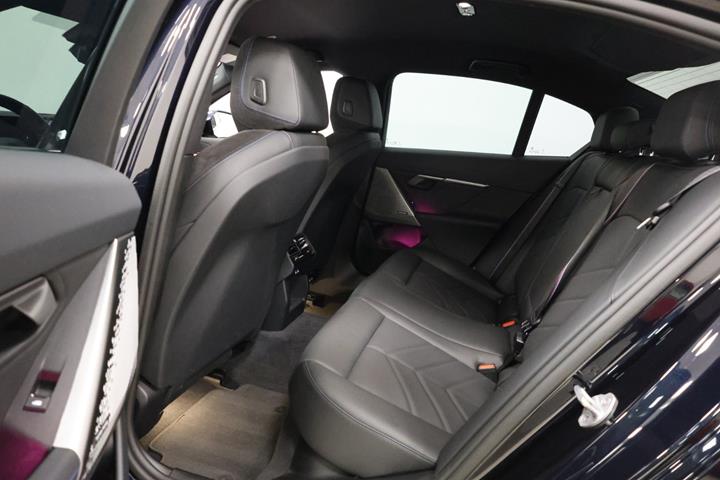 Sort BMW i5 fra 2024