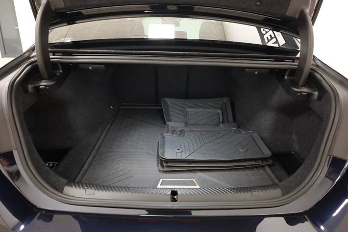 Sort BMW i5 fra 2024